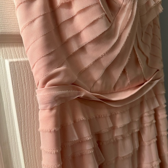 BCBGMAXAZRIA LIGHT SHELL COCCO STRAPLESS TIERED DRESS - Picture 4 of 9